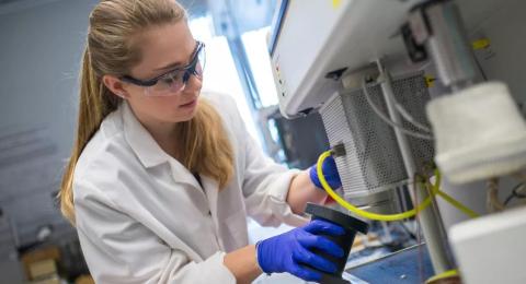 Research scientist perorming experiment wearing protective equipment